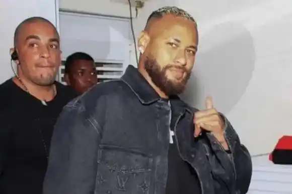 Neymar fue al cumpleaños de Romario y causó preocupación su estado físico