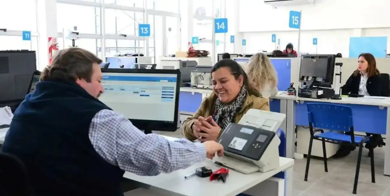 El informe del INDEC revela una caída del 6,1% en el personal estatal en un año, con un ajuste que afecta tanto a la administración central como a empresas públicas.
