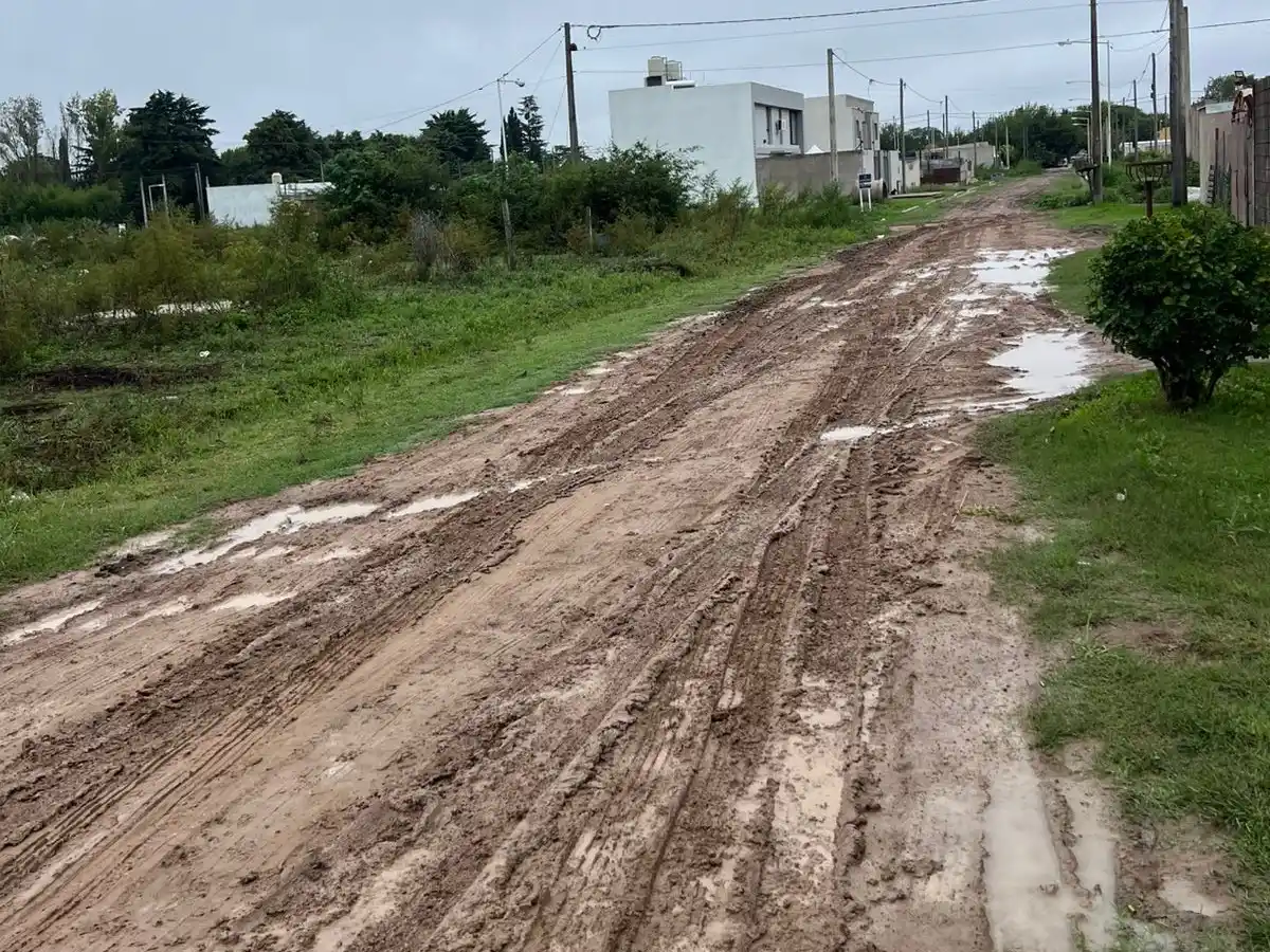 Reclamo de vecinos por calles de tierra en días de lluvia: no podemos salir