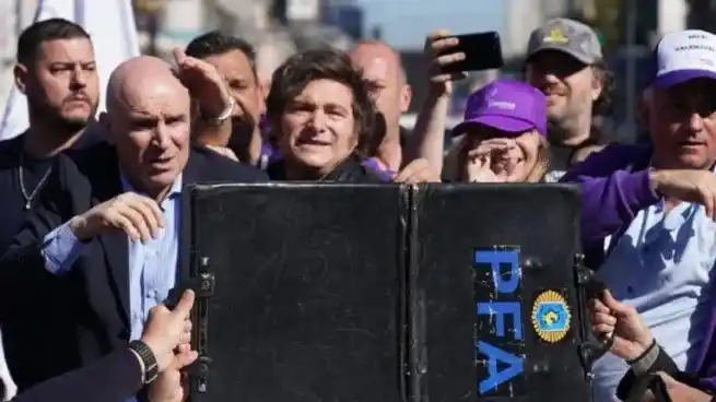 La caravana de Milei por Lomas de Zamora fue atacada por opositores.