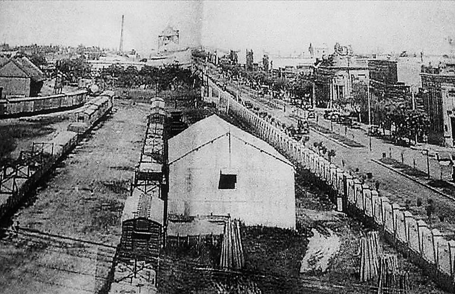 Los galpones ferroviarios y su cercanía con los comercios. (Archivo Gráfico y Museo Histórico)