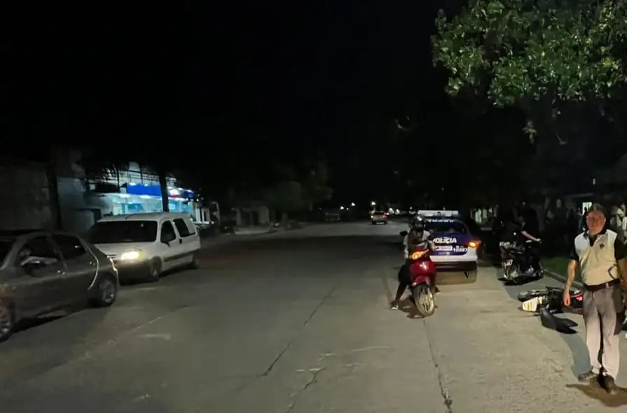 El joven perdió el control del rodado, chocó contra con el poste y cayó al asfalto