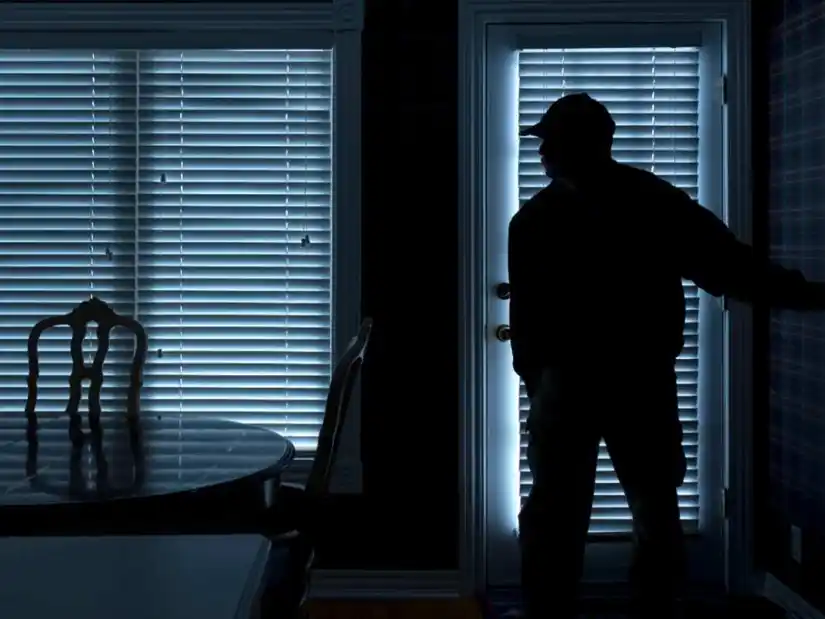 Llegaron a su casa y encontraron a un joven en su interior que se dio a la fuga, pero luego fue capturado por la Policía