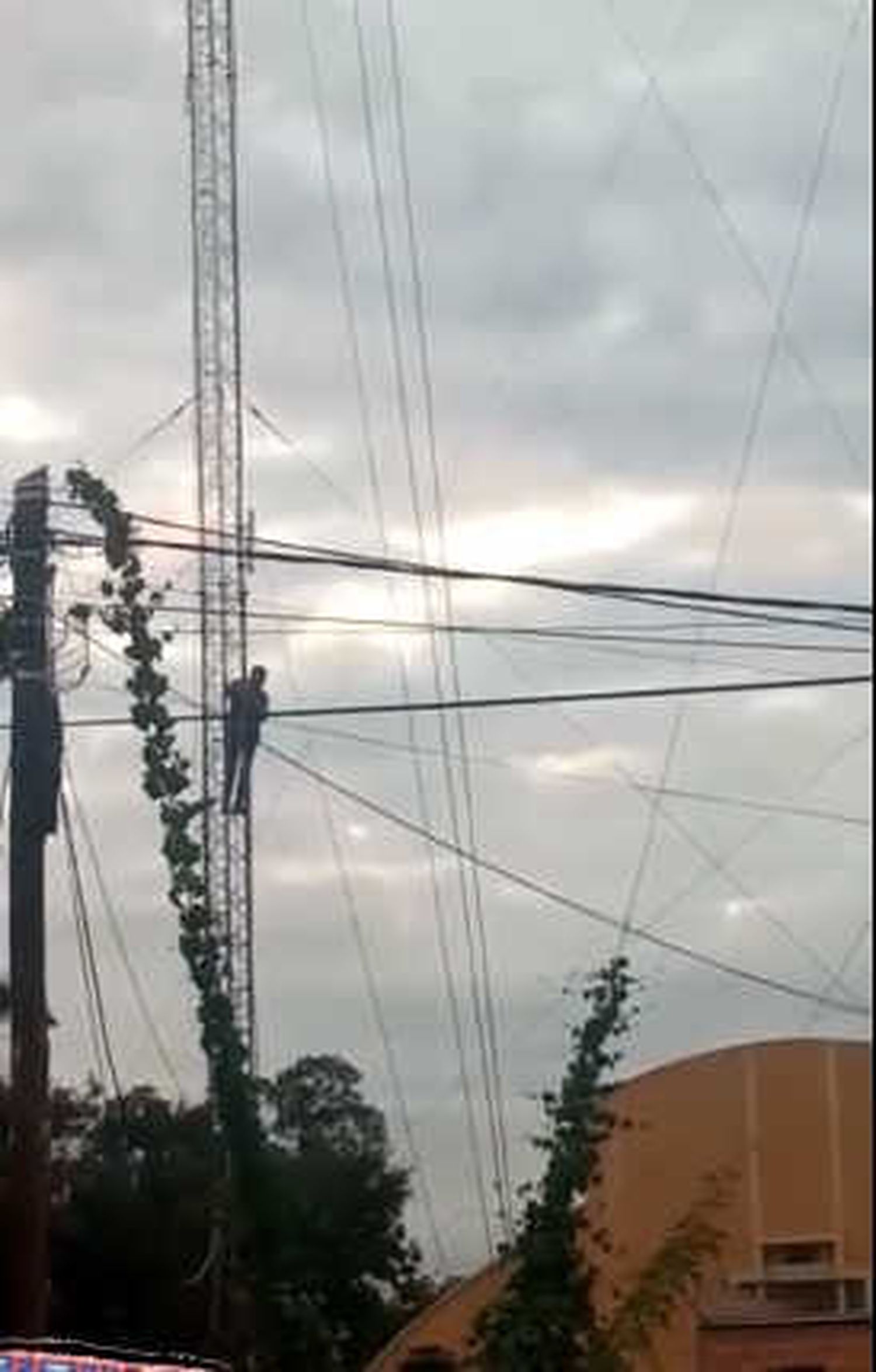 Un detenido trepó una antena y amenazó con arrojarse al vacío