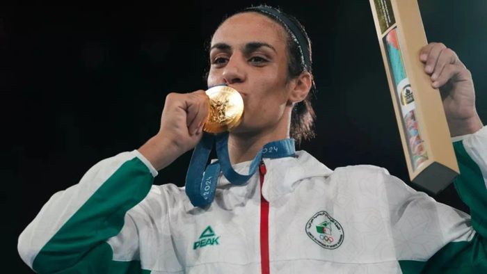 Imane Khelif junto a su medalla de oro en los Juegos Olímpicos 2024.