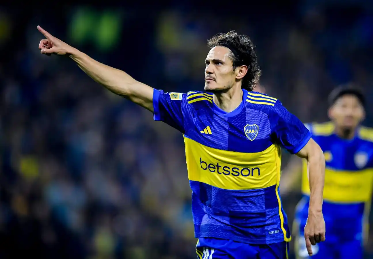 Cavani le dio la victoria a Boca y luego se fue expulsado.