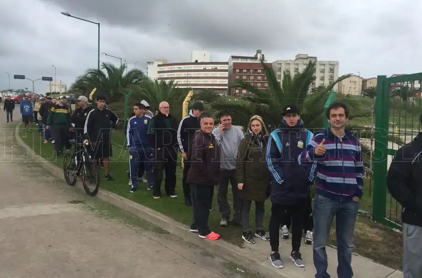 Cientos de hinchas de Aldosivi compran su entrada para el desempate