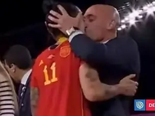El beso no consentido de Rubiales a Hermoso.