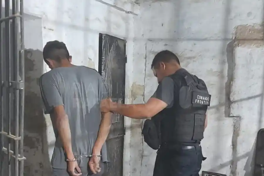 Lo detuvieron por violencia y su propia familia intentó bajarlo del móvil policial para que no se lo llevaran