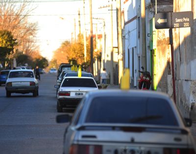 Notifican a particulares que venden vehículos en la vía pública: “Que se alquilen un local”