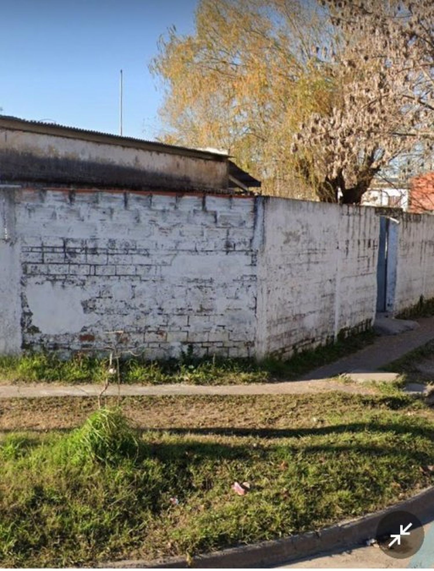 El frente de la escuela antes de la intervención