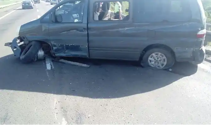 Reventó un neumático y chocó contra un puente de la Autovía 14 