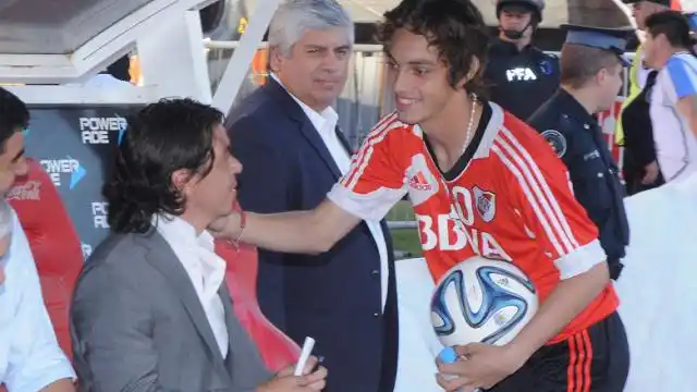 Gallardo volvió a ensayar con su hijo en la defensa para jugar ante Talleres