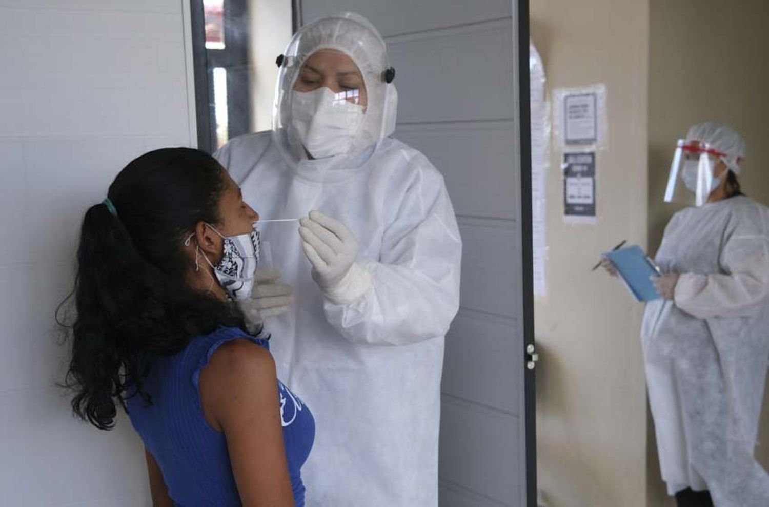 Un estudio dice que contraer coronavirus crea inmunidad durante al menos seis meses