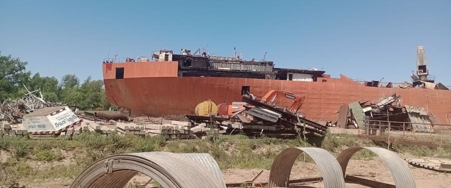 En el Puerto Ibicuy desguazarán un buque abandonado