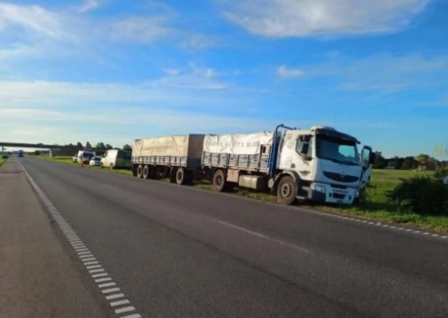 El conductor del camión resultó ileso.