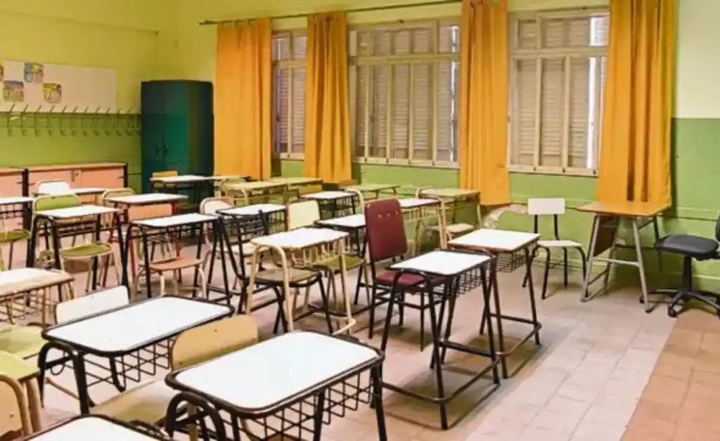 Inhabilitan de por vida a una docente por usar certificados médicos falsos para viajar