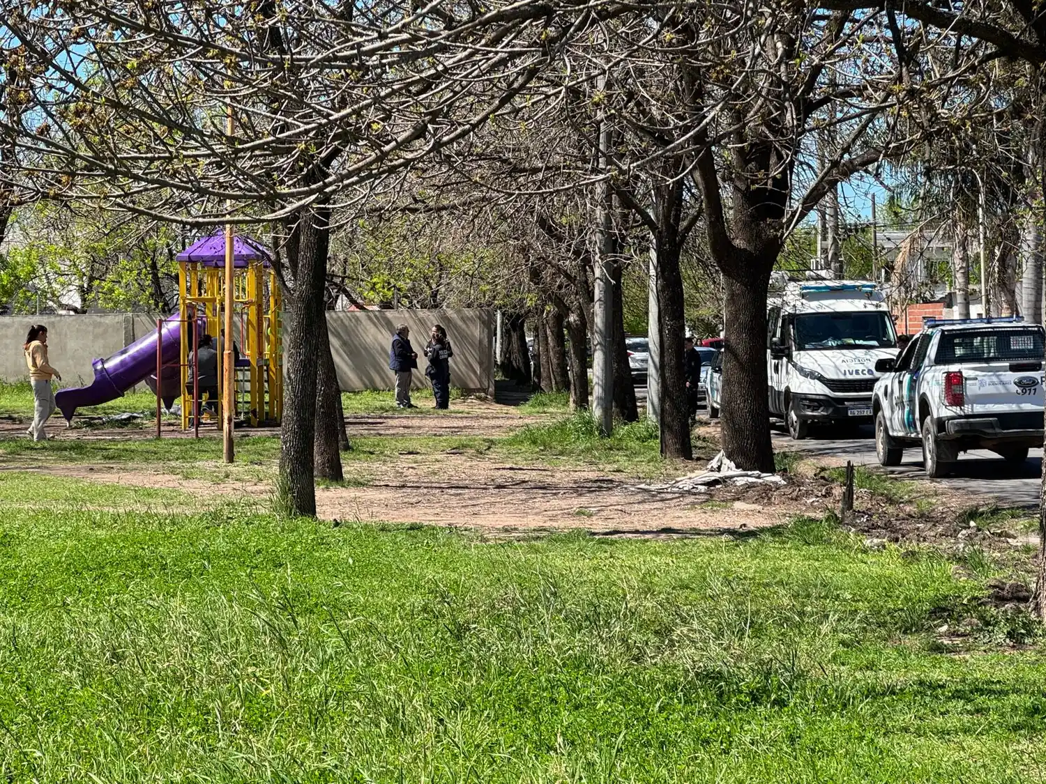 El cuerpo sin vida fue retirado de la plaza por Policía Científica.