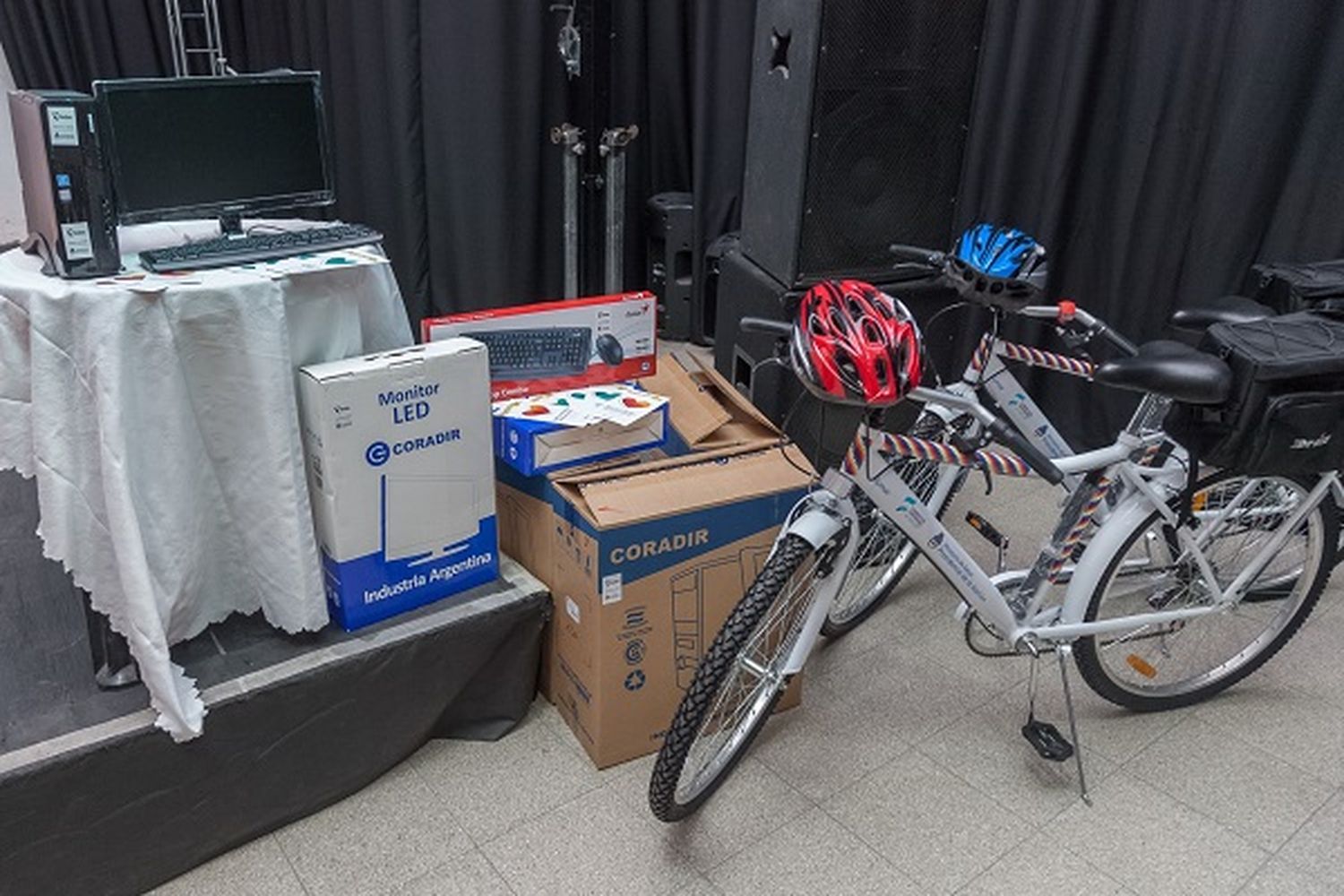 Entregan computadoras y bicicletas a hospitales y centros de salud