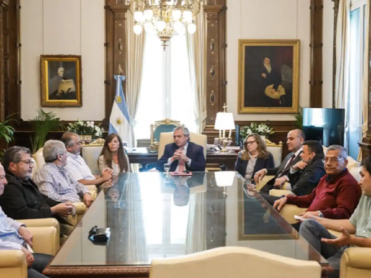 El Presidente se reunió con la CGT y movimientos sociales, que marcharán el 17