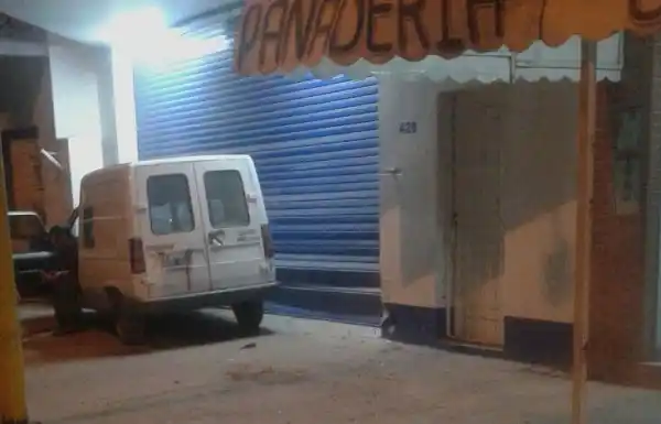 Borracho se subió a la vereda y chocó el portón de un comercio
