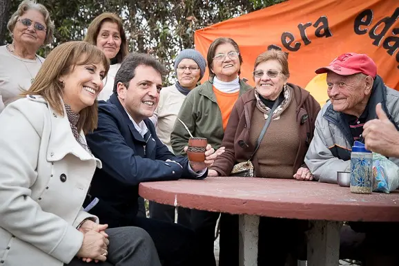 Elecciones 2013: Sergio Massa y Mirta Tundis de campaña con abuelos en Troncos del Talar