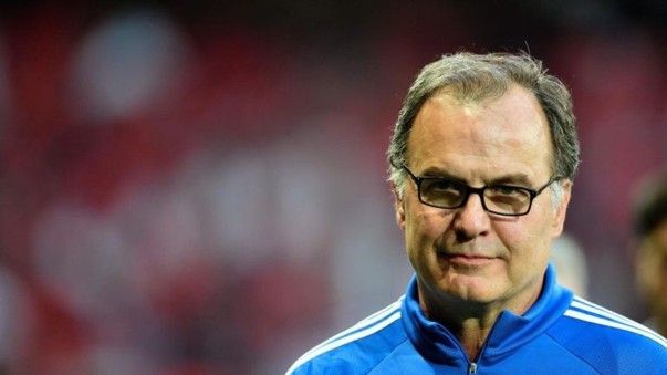 Bielsa le hizo un mimo a Maradona y evitó polémicas