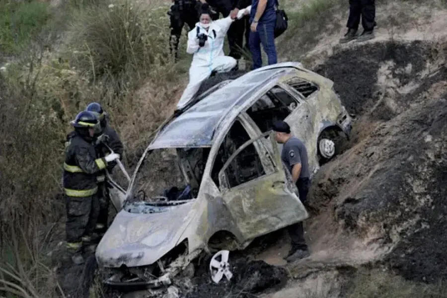 Conmoción: se incendió un auto y hallaron un cuerpo carbonizado
