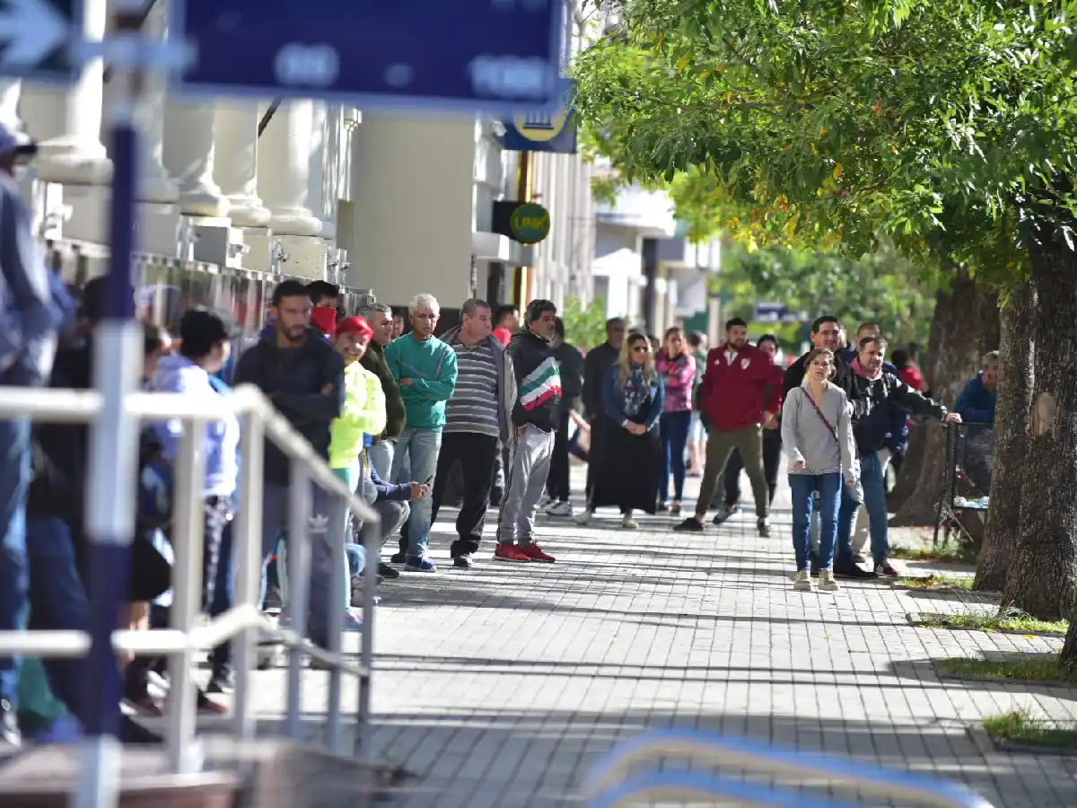 Desde temprano, hay largas las en los bancos que reabrirán hoy para pagarle a jubilados