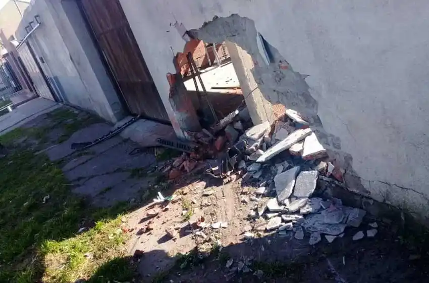 Intentaron esquivar un control, se chocaron el paredón y salieron corriendo