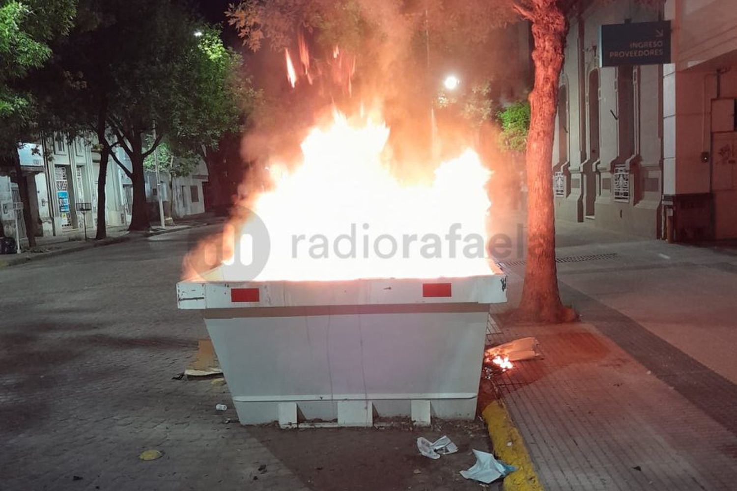 Prendieron fuego un contenedor frente a Sanatorio Nosti y los vieron por las cámaras del Centro de Monitoreo