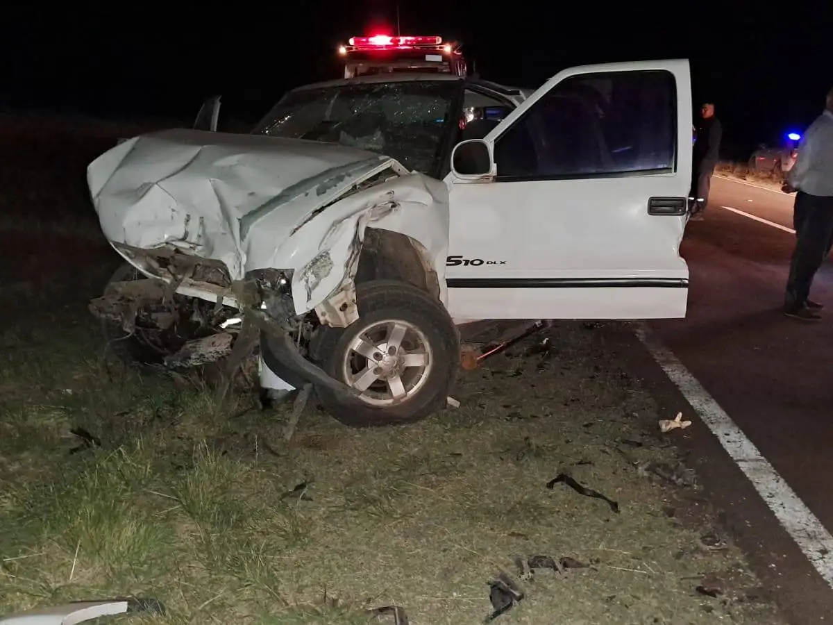 Gran  impacto de la camioneta contra el tractor