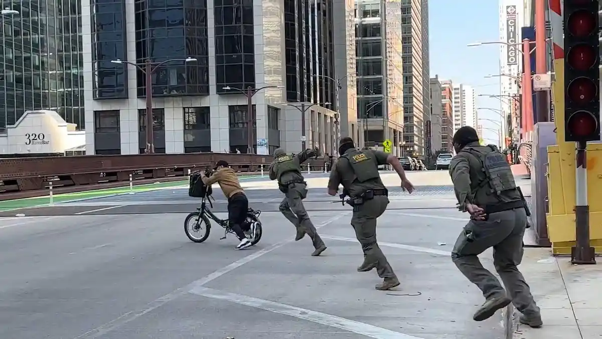 El hombre fue perseguido por los oficiales, pero logró subir a su bicicleta para dejarlos atrás.