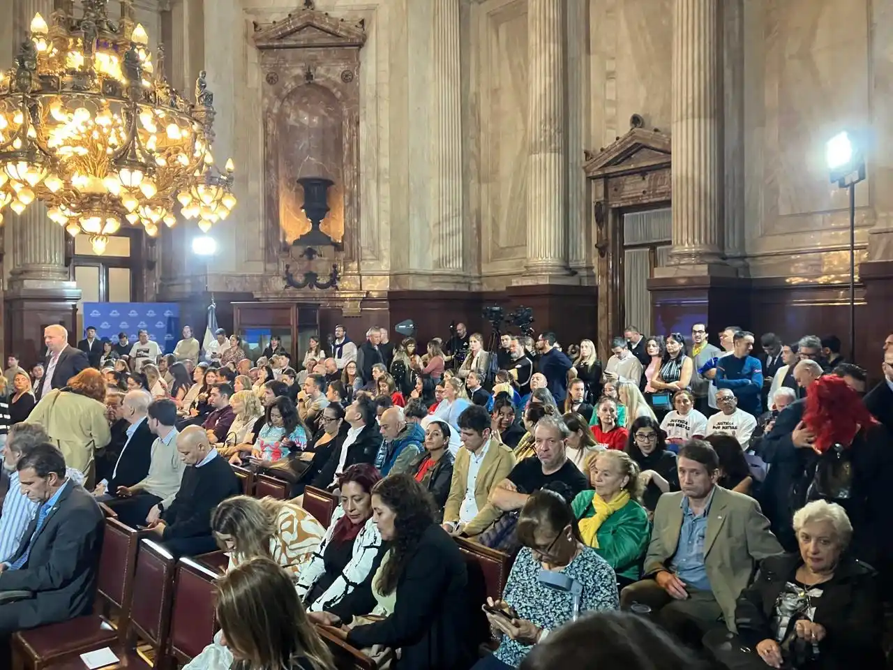 El Salón Azul del Senado, lleno. Misma situación al lado, en Salón de las Provincias, y quedó gente afuera.