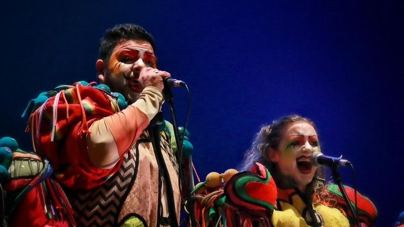 La murga uruguaya Agarrate Catalina se presentará en el Teatro Mayo.