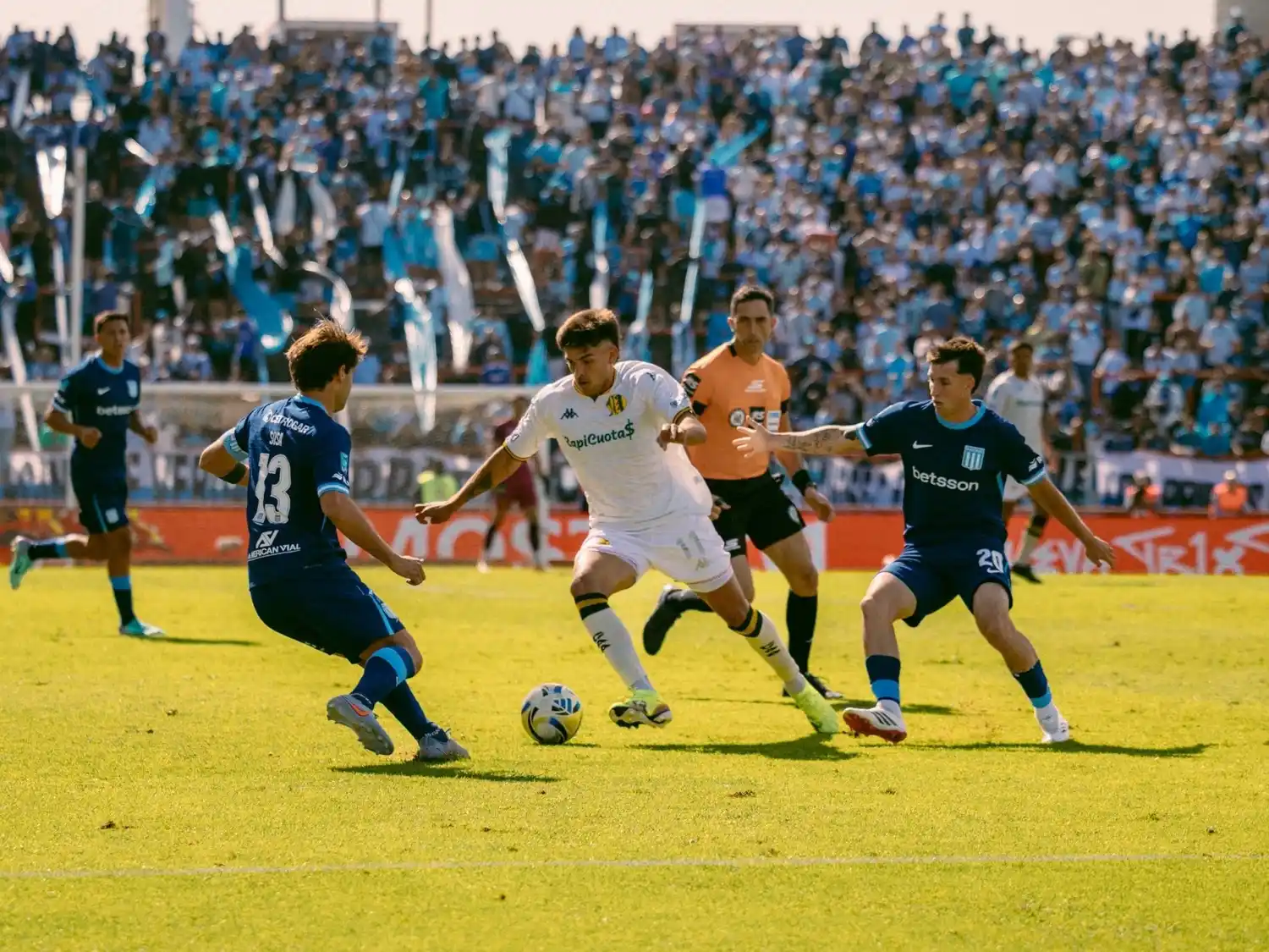 Aldosivi y Racing juegan en el Minella con público de ambas hinchadas. Foto: Prensa Aldosivi.
