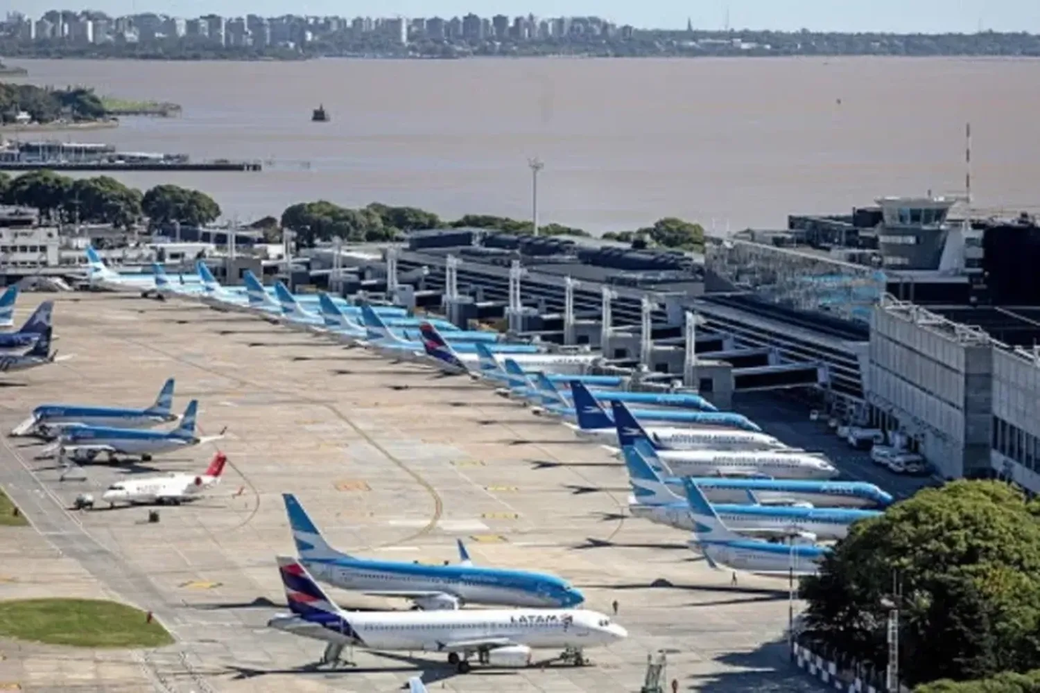 El Gobierno oficializó la declaración al sector aerocomercial como servicio esencial