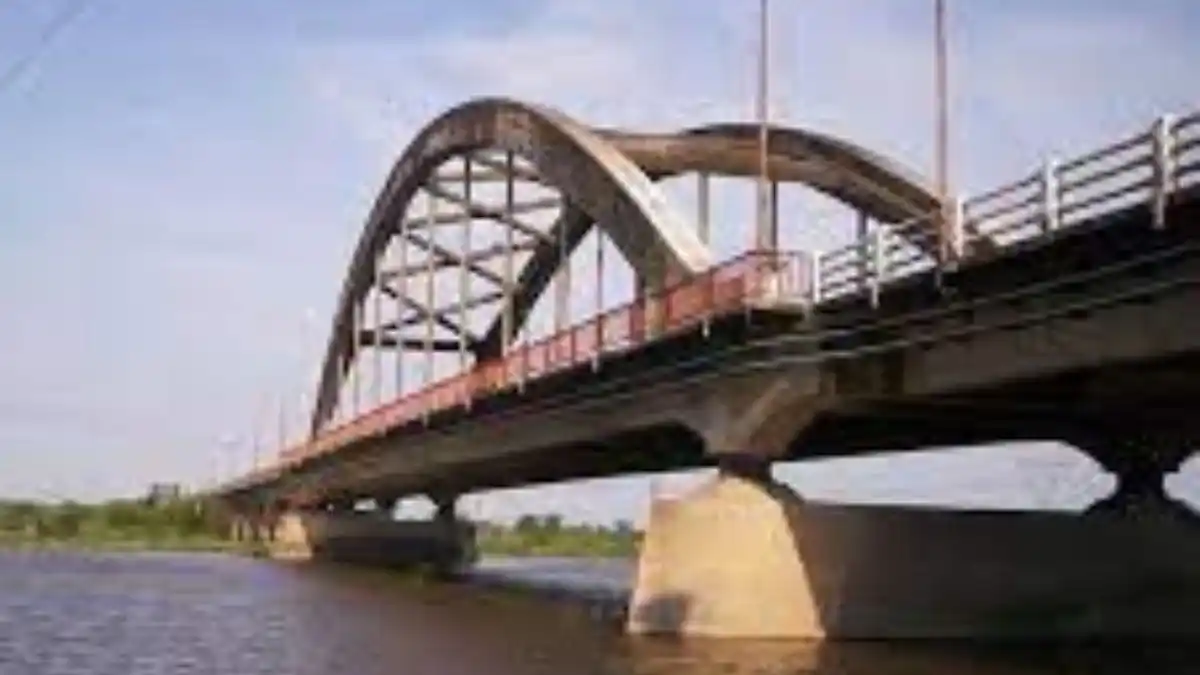 In fraganti: robaban hierros del puente Carretero y fueron detenidos