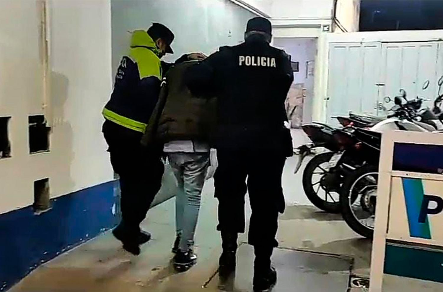 Lo atacaron en banda para robarle el celular y le dio un puntazo a un malviviente