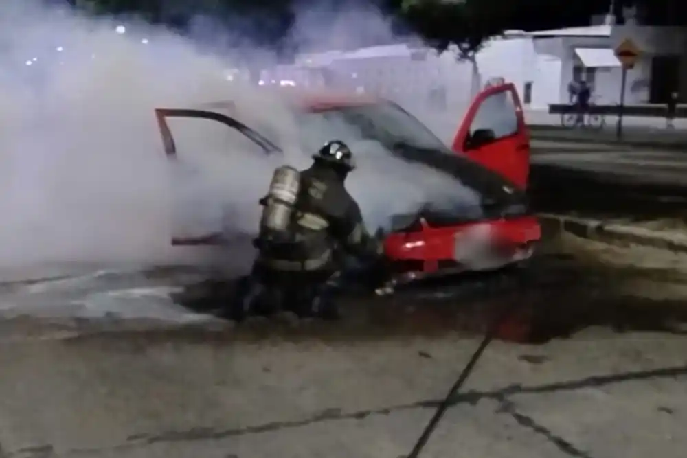 Dos autos se prendieron fuego en distintos puntos de Rosario.