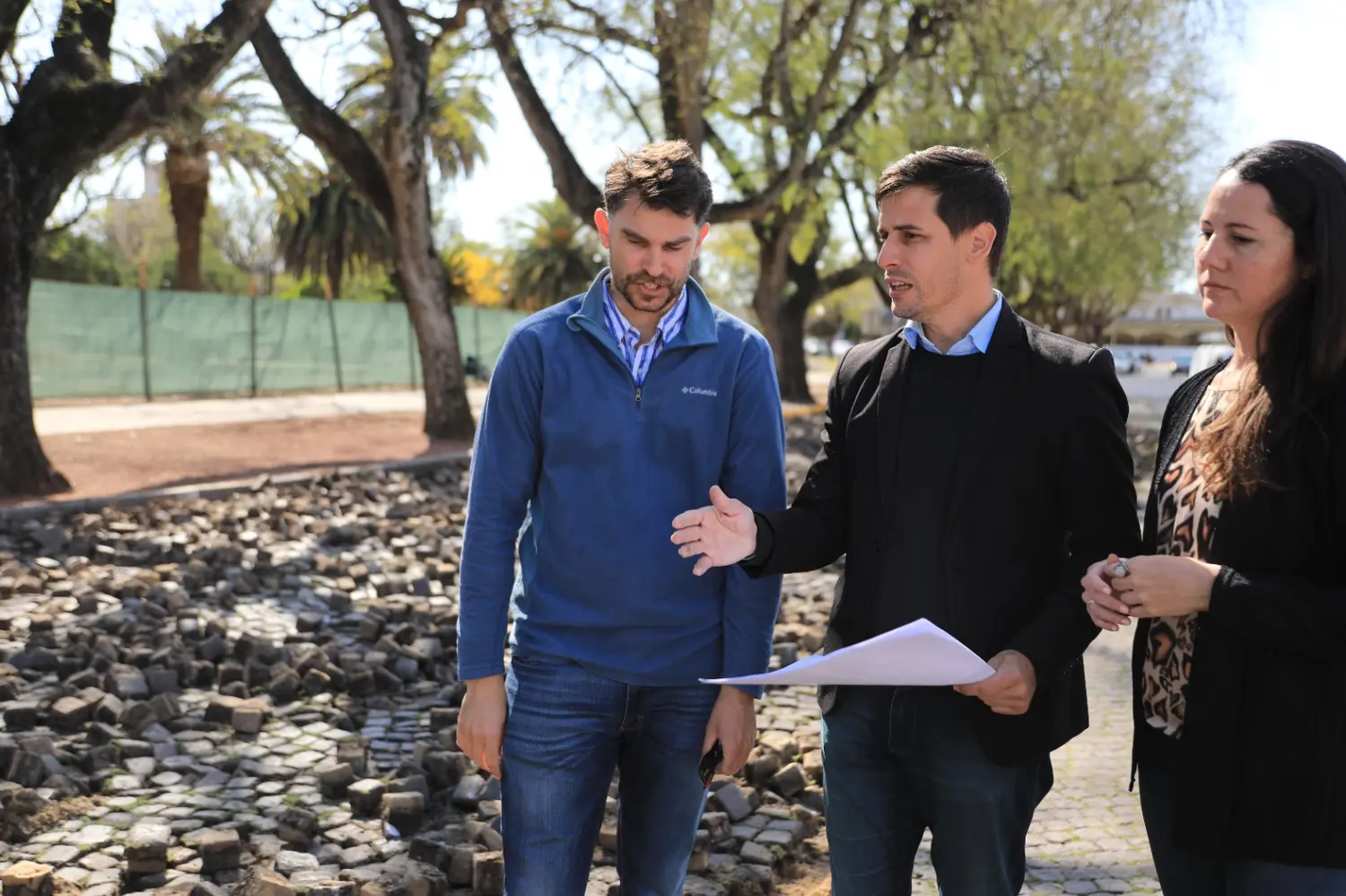 Viotti y Ascencio recorrieron el inicio de la obra de restauración del adoquinado en el área central