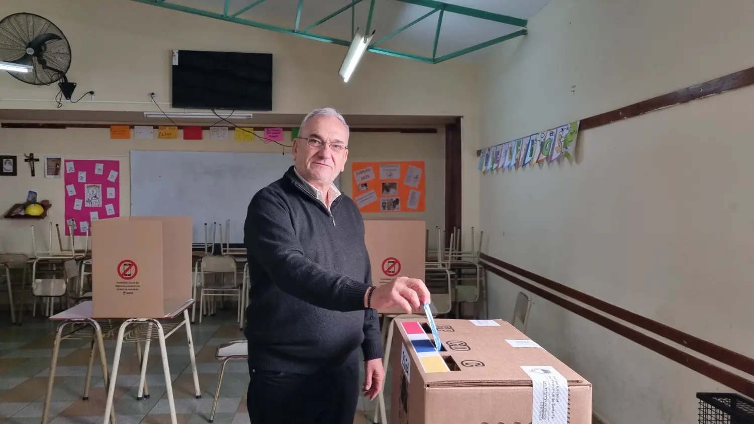 Alcides Calvo votando en la escuela Misericordia