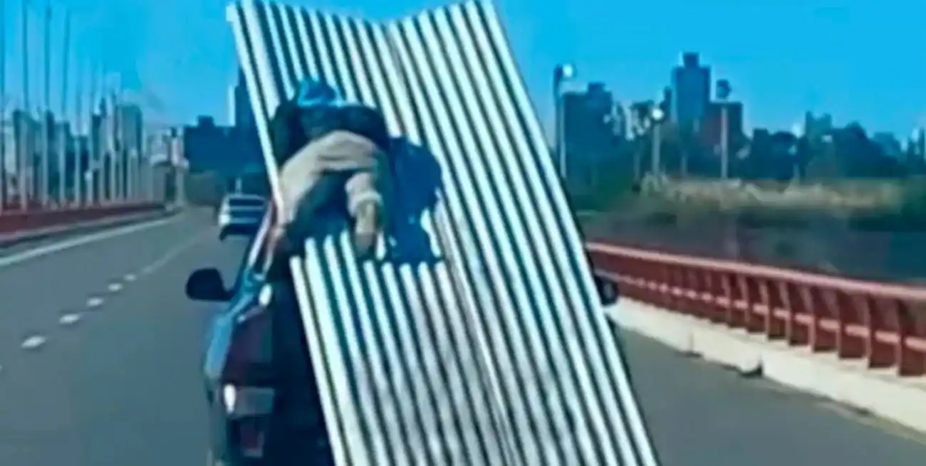 El hombre fue filmado viajando sobre una carga de chapas en plena autopista Santa Fe–Rosario.