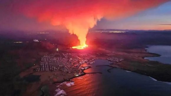 DE NUEVO EN ALARMA: volcán en Islandia vuelve a entrar en erupción y población es evacuada