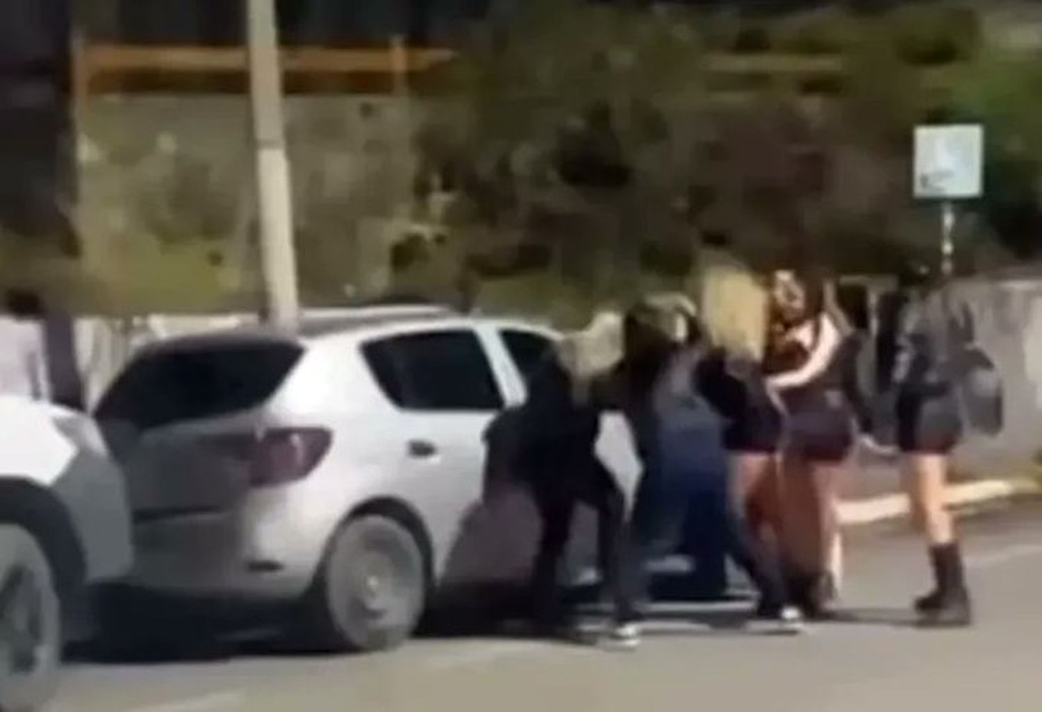 Mujeres se trenzaron a golpes tras el recital de Karina “La Princesita” en bariloche