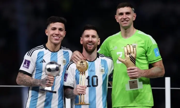 Messi, “Dibu” Martínez y Enzo Fernández, distinguidos por la FIFA