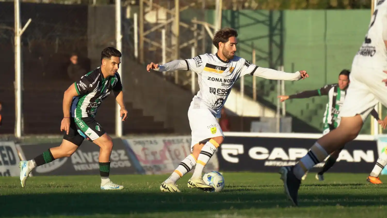 Hernández, en un partido entre Santamarina y Villa Mitre de Bahía Blanca.