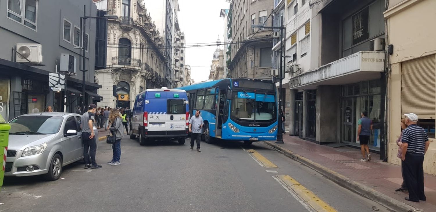 Una mujer resultó gravemente herida al ser arrollada por un colectivo