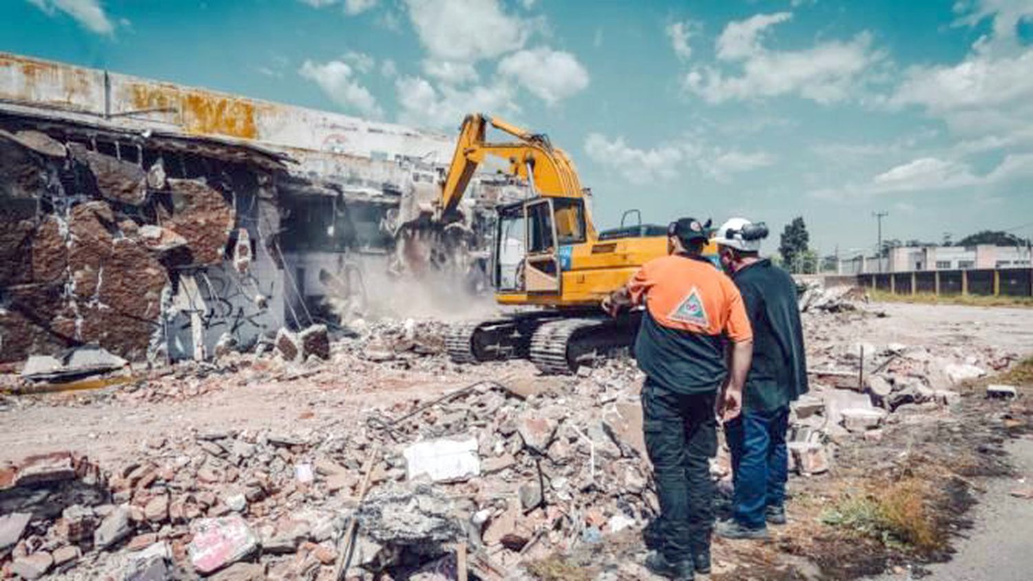 Demolieron una edificación abandonada