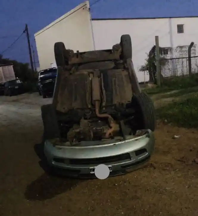Un hombre volcó su vehículo por mirar el celular